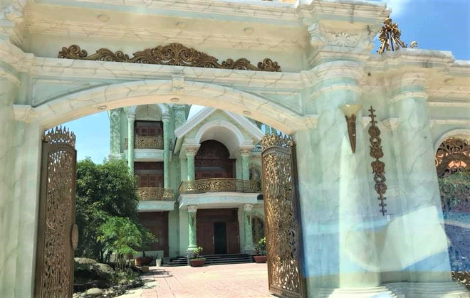 Gần đây, một tài khoản trong hội bất động sản nhiều lần đăng tải thông tin rao bán căn biệt thự mới chưa có người ở tại Bình Dương (gồm 2 phòng khách, 5 phòng ngủ, 1 phòng karaoke). Ảnh: Nhipsongviet.