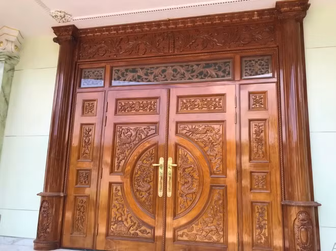 Tính cả biệt thự và khu nhà sát bên cũng bán cùng, có giá trị 120 tỷ đồng. Dù chưa biết chủ nhân thực sự của căn nhà và thông tin phát giá có thực sư chính xác, nhưng nhiều người không khỏi tò mò liệu có ai bỏ ra một số lớn như vậy để mua không. Ảnh: Nhipsongviet.