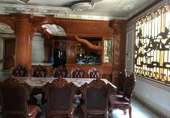 Đặc biệt, chủ nhân đã thi công dát vàng 24k nhiều chi tiết. Ảnh: Nhipsongviet.