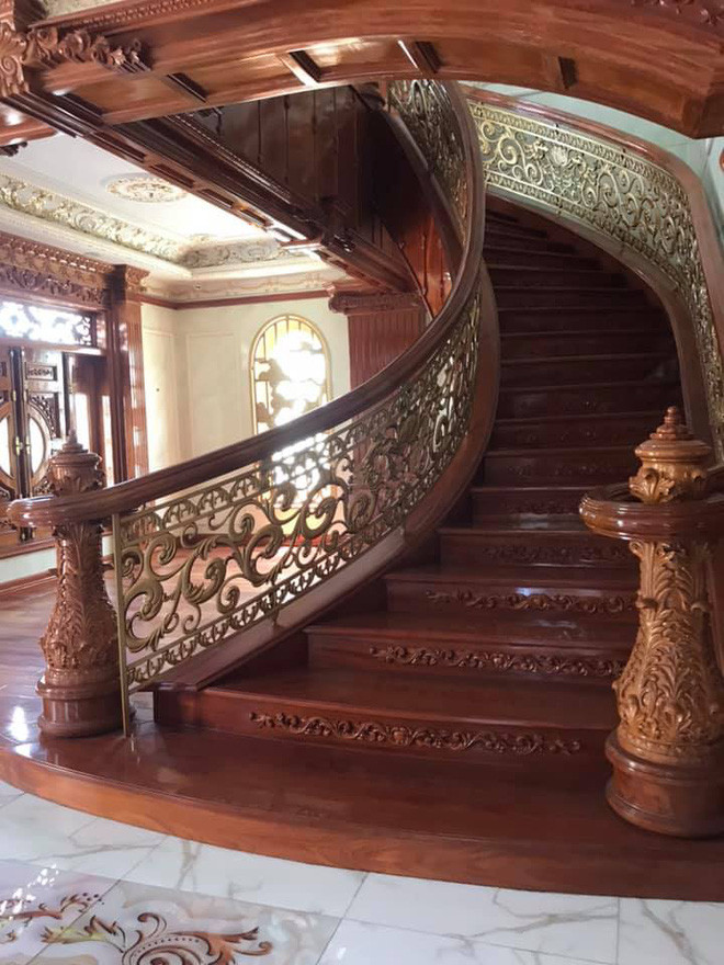 Mặt tiền biệt thự được ốp đá còn cửa và cầu thang, đồ nội thất đều bằng gỗ. Ảnh: Nhipsongviet.