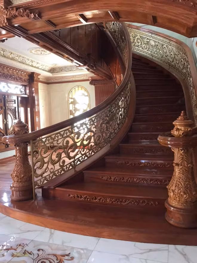 Mặt tiền biệt thự được ốp đá còn cửa và cầu thang, đồ nội thất đều bằng gỗ. Ảnh: Nhipsongviet.