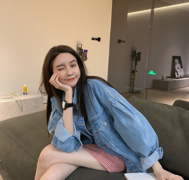 Ước tính từ People Pill cho thấy, mỗi livestream của chân dài Trương Đại Dịch thu hút tới 9 triệu lượt xem trên các nền tảng trực tuyến, mang về rất nhiều đơn hàng và khoản doanh thu ngày một tăng. Ảnh: Weibo.