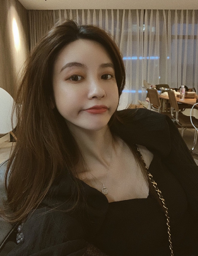 Thành công của Ruhnn Holding khiến hãng thương mại điện tử Alibaba chú ý và đầu tư 300 triệu NDT (42 triệu USD), chiếm 9,5% cổ phần của Ruhnn Holding. Ảnh: Weibo.