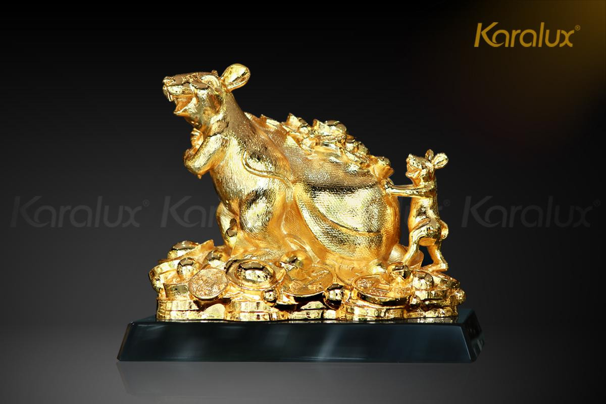 Năm nay là năm Canh Tý nên tượng chuột mạ vàng được "chuộng" làm quà biếu Tết với ý nghĩa may tài lộc, báo hiệu sự sinh trưởng thịnh vượng, của cải đủ đầy. Ảnh: Karalux.