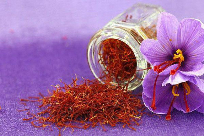 Dịp cuối năm nay, nhụy hoa nghệ tây (Saffron) được giới nhà giàu săn lùng để làm quà biếu Tết dù giá bán lẻ lên tới 350 triệu đồng. Ảnh: Internet.