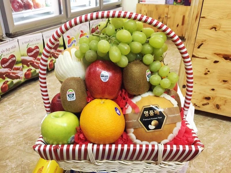 Các loại trái cây thường được đóng thành giỏ quà đẹp mắt với giá tới cả triệu đồng. Ảnh: Facebook.