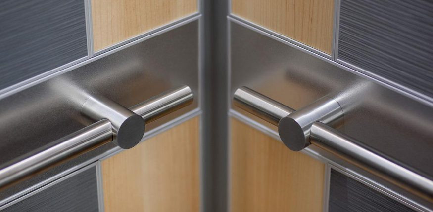 Các loại virus có thể bám vào vật dụng nơi công cộng như tay vịn trong thang máy. Chính vì vậy, tránh tiếp xúc với vật dụng nơi công cộng. Ảnh: Internet.