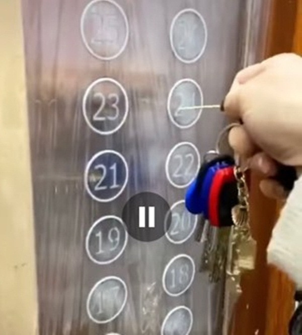 Do đó, cần hạn chế di chuyển khi thang máy đông người. Đừng quên đeo khẩu trang trong thang máy và không nên dùng tay trực tiếp nhất nút thang máy. Ngón tay có thể bị lây truyền nhiễm qua đường tiếp xúc lên miệng, hay ăn uống. Ảnh: Tin247.