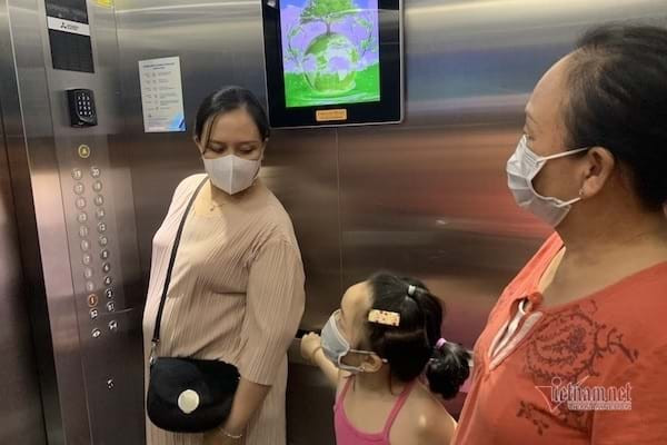Thang máy là không gian nhỏ hẹp, không khí lưu thông thường xuyên nên rất dễ lây nhiễm virus qua các đường không khí, hơi thở hay lời nói giao tiếp. Ảnh: Vietnamnet.