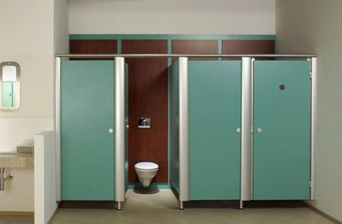 Để tránh việc lây lan của virus, nên hạn chế sử dụng nhà vệ sinh công cộng tại các khu chung cư. Nếu sử dụng, nên khử trùng tay và các vật dụng đã mang theo bên người. Ảnh: Internet.