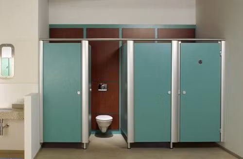 Để tránh việc lây lan của virus, nên hạn chế sử dụng nhà vệ sinh công cộng tại các khu chung cư. Nếu sử dụng, nên khử trùng tay và các vật dụng đã mang theo bên người. Ảnh: Internet.