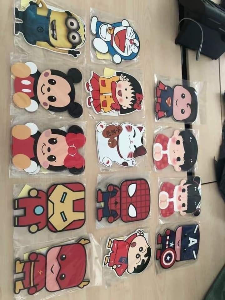 Loại bao lì xì này có nguồn gốc từ Trung Quốc. Thay vì được gấp lại theo hình chữ nhật hay vuông như truyền thống, các phong bao lì xì này cắt sát theo các hình tượng nhân vật hoạt hình quen thuộc.