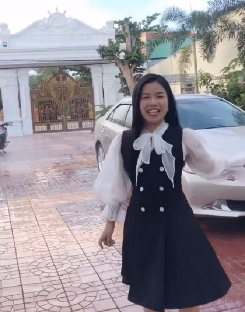 Bích Ngọc cho biết, căn nhà là thành quả của quá trình lập nghiệp, tiết kiệm suốt nhiều năm của ba mẹ. Ba mẹ Bích Ngọc sở hữu một công ty xây dựng và chính tay ba là người thiết kế căn nhà này.