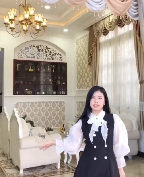 Phòng khách mang phòng cách hoàng gia.