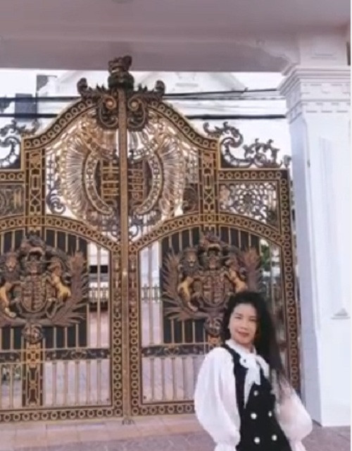 Ngôi nhà mang hơi hướng phong cách tân cổ điển Pháp.