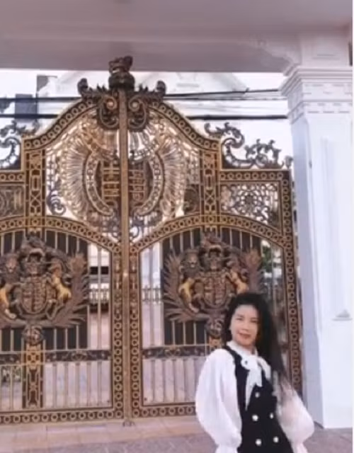 Ngôi nhà mang hơi hướng phong cách tân cổ điển Pháp.