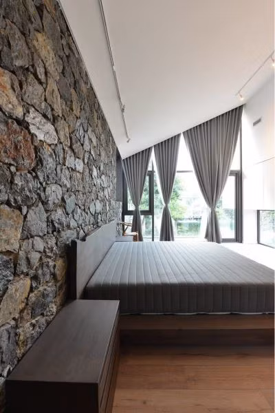 Phòng ngủ thiết kế đơn giản, nhã nhặn. Ảnh: Okoncept.