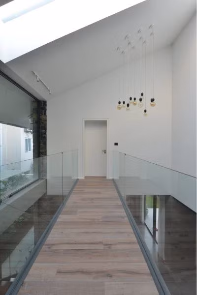 Hành lang thiết kế tinh xảo với hệ thống chiếu sáng lung linh, trang hoàng. Ảnh: Okoncept