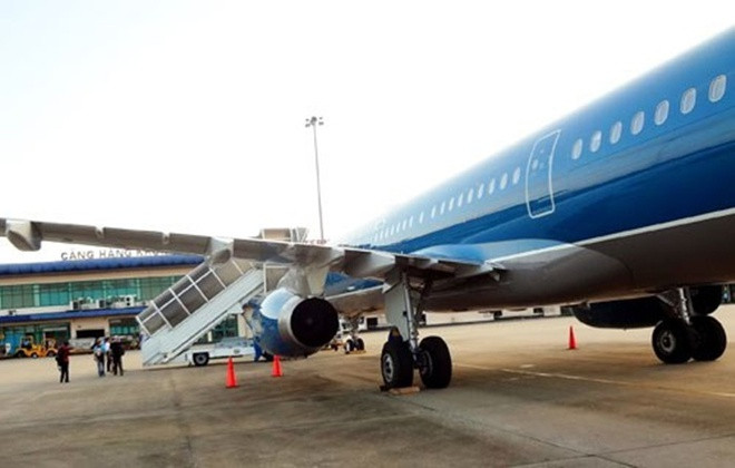 Phần đuôi máy bay được làm bằng sợi carbon tổng hợp, cực nhẹ nhưng rất vững chắc, giúp máy bay vận hành nhẹ nhàng và ổn định hơn. Ảnh: VNA.