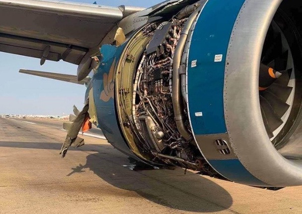 Ngay khi sự việc xảy ra, tổ lái đã nhanh chóng xử lý theo đúng quy định. Máy bay đã được lai dắt vào sân đỗ, toàn bộ hành khách, phi hành đoàn trên chuyến bay đều an toàn. Ảnh: Dien dan Hang khong.