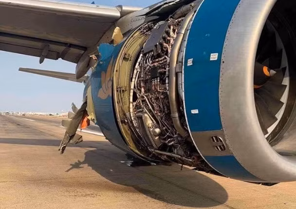 Ngay khi sự việc xảy ra, tổ lái đã nhanh chóng xử lý theo đúng quy định. Máy bay đã được lai dắt vào sân đỗ, toàn bộ hành khách, phi hành đoàn trên chuyến bay đều an toàn. Ảnh: Dien dan Hang khong.