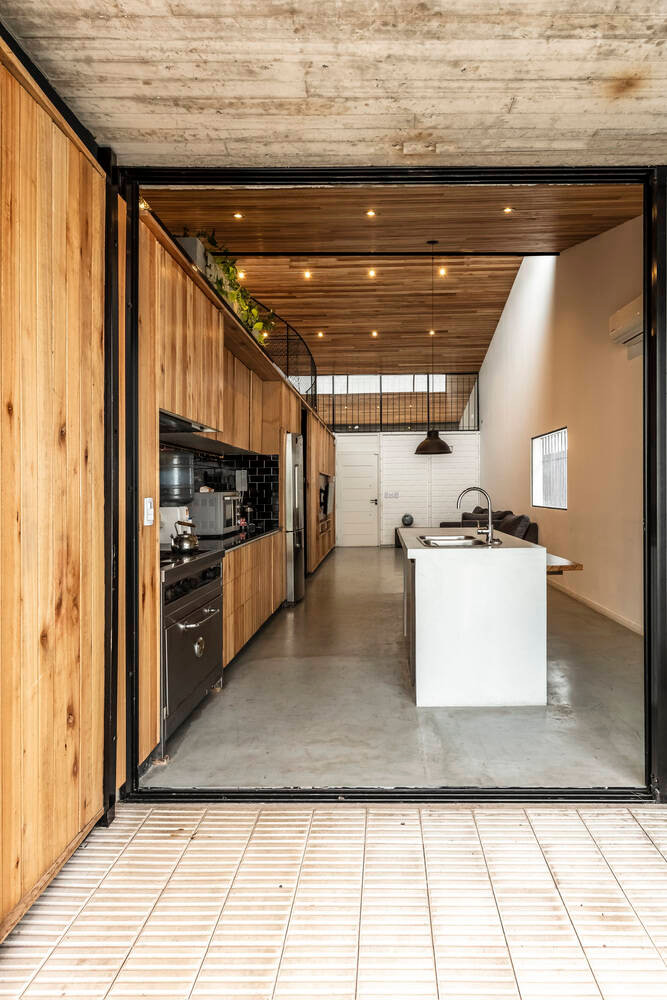 Khoảng sân phía sau bếp giúp lưu thông không khí và mang ánh sáng vào nhà.