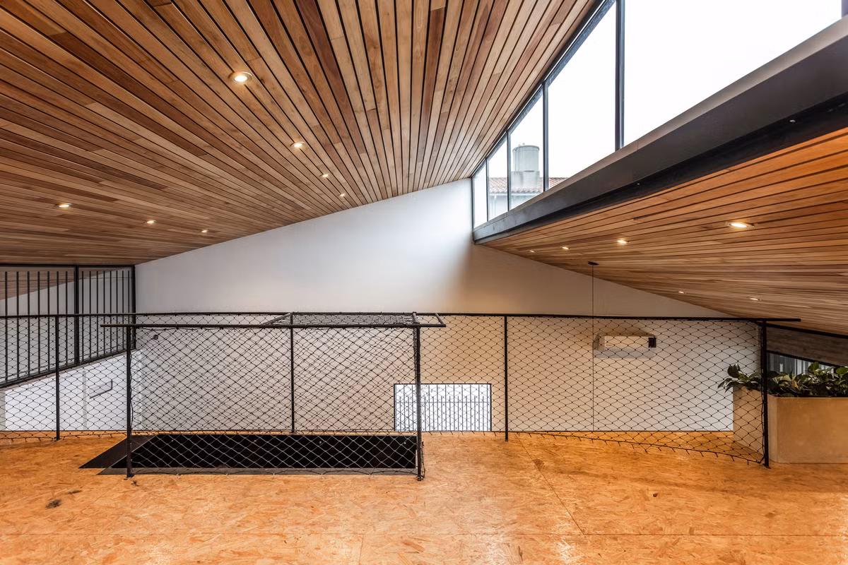 Để khắc phục một số hạn chế như thiếu ánh sáng tự nhiên, phòng ngủ không thông thoáng, phòng tắm quá nhỏ...kiến trúc sư giữ lại bức tường chịu lực bên ngoài từ kết cấu cũ và phá bỏ tất cả các bức tường phân cách.