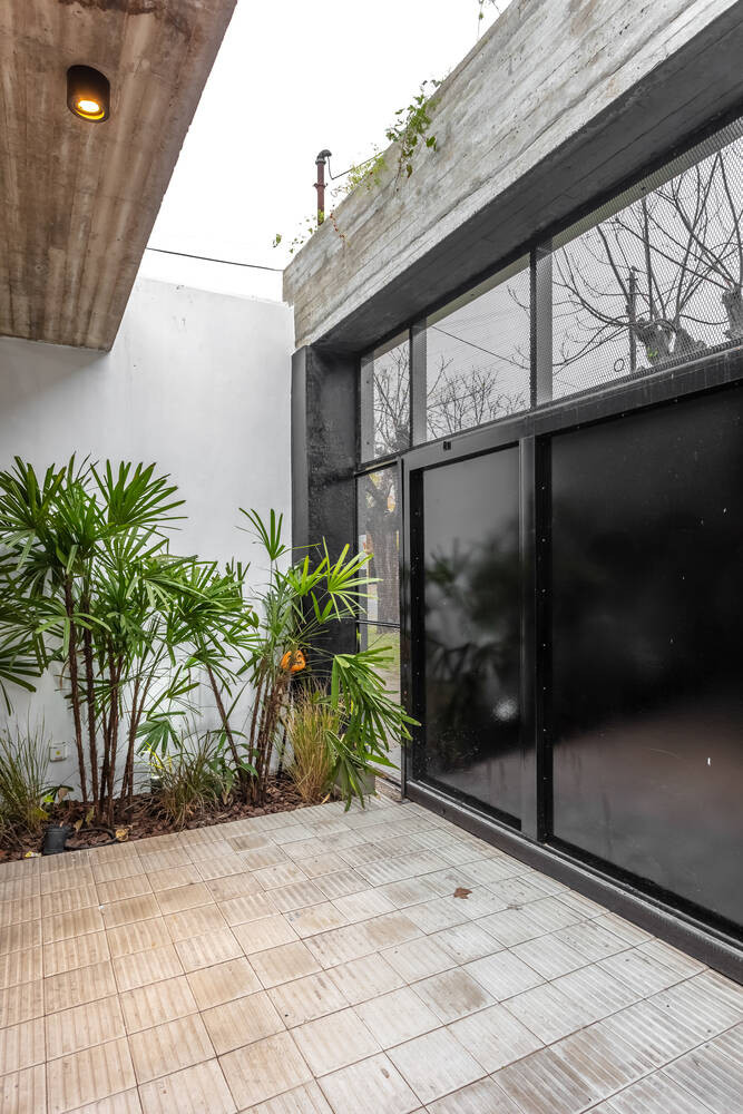 Lớp cửa đặc, vững chắc giúp chắn bụi cho ngôi nhà.