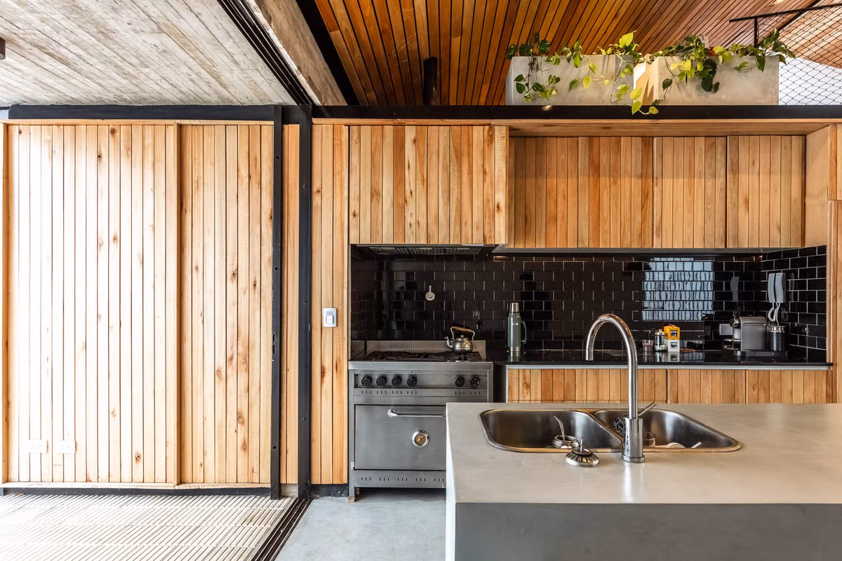 Nhà bếp ấn tượng với đá ốp màu đen.