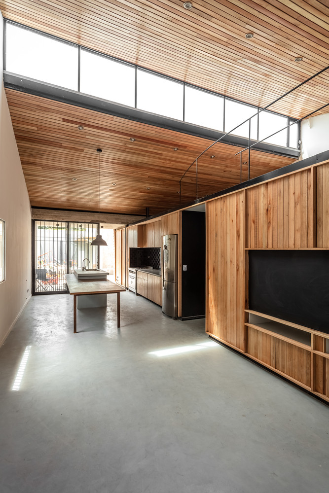 Việc đập bỏ các tường ngăn giúp không gian bếp và phòng khách nối liền, thông thoáng hơn.