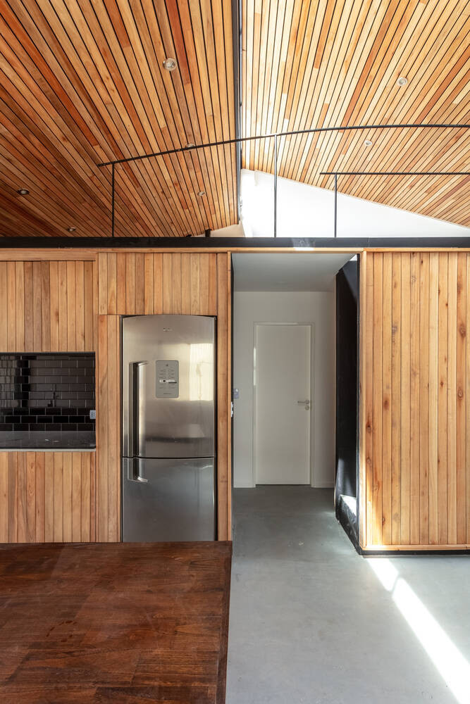 Nội thất được bố trí vào các tủ module giúp không gian gọn gàng, khoa học. Nguồn ảnh: Archdaily. Video: Kiến trúc hiện đại cho ngôi nhà liền kề. Nguồn: VTC1