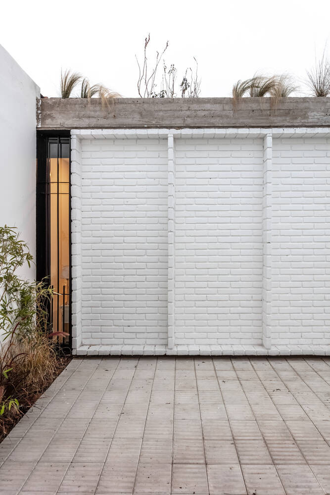 Bức tường dày 30cm được giữ lại với mục đích giảm tiếng ồn, đảm bảo sự yên tĩnh cho không gian bên trong.