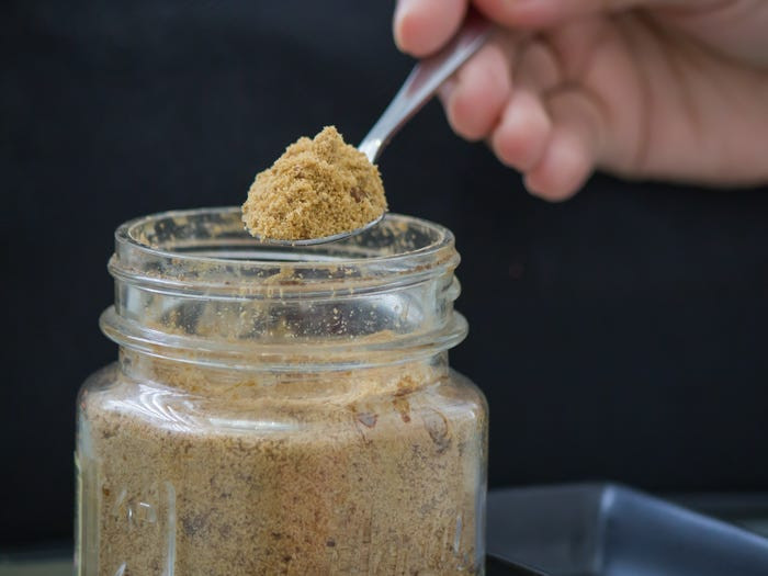 Cất giữ đường nâu trong túi hoặc hộp đựng đường là một sai lầm lớn vì nó có thể khiến đường đông cứng lại. Thay vào đó, hãy giữ nó trong hộp kín ở nơi mát và ẩm.