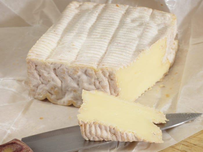 Megan Wong - chuyên gia dinh dưỡng tại AlgaeCal tiết lộ cách tốt nhất để bảo quản pho mát là lấy nó ra khỏi màng bọc nhựa. Lý do là loại thực phẩm này đôi khi không bảo quản được lâu trong bao bì của chúng.