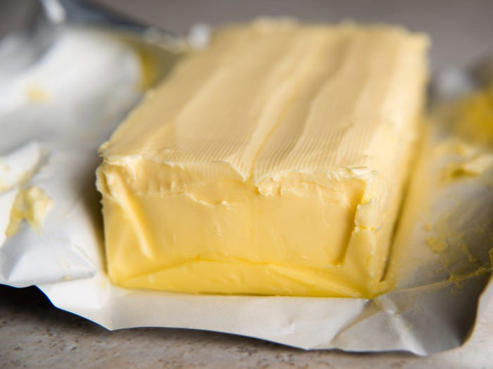 Khi cho vào tủ lạnh, điều quan trọng là bạn phải tránh xa các thực phẩm có mùi mạnh vì bơ có xu hướng hấp thụ các hương vị khác.