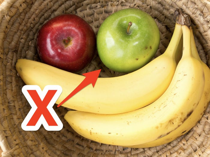 Nhiều bà nội trợ có thói quen đặt tất cả các loại trái cây vào một giỏ. Tuy nhiên, điều này có thể khiến chúng chín nhanh hơn bình thường.