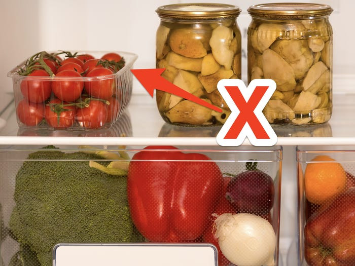 Bảo quản cà chua trong tủ lạnh sẽ ảnh hưởng đến quá trình chín và hương vị. Thay vào đó, hãy đặt cà chua trên kệ tránh ánh sáng mặt trời. Khi cà chua đã chín quá thì mới cho vào tủ lạnh.