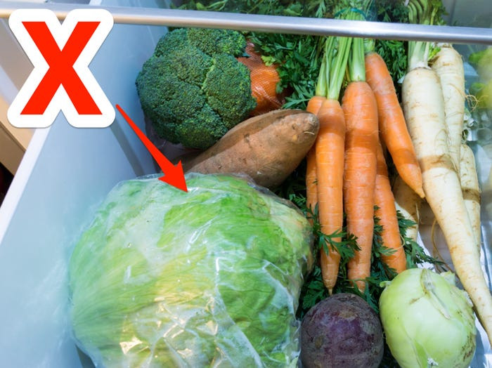 Phần lớn chị em đều có thói quen bảo quản rau xanh (có lá) bằng túi nilong đóng gói sẵn trong siêu thị. Thế nhưng, đây lại là sai lầm khiến rau nhanh bị hỏng. Thay vào đó, hãy để rau thật khô rồi gói chúng vào giấy và bảo quản trong ngăn mát tủ lạnh.