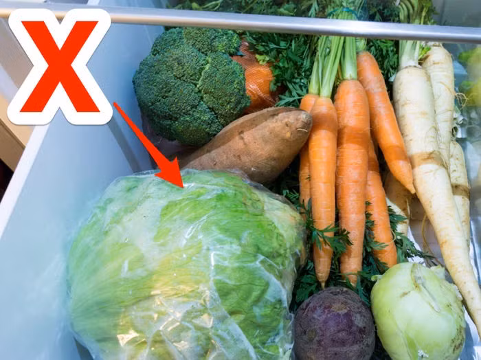 Phần lớn chị em đều có thói quen bảo quản rau xanh (có lá) bằng túi nilong đóng gói sẵn trong siêu thị. Thế nhưng, đây lại là sai lầm khiến rau nhanh bị hỏng. Thay vào đó, hãy để rau thật khô rồi gói chúng vào giấy và bảo quản trong ngăn mát tủ lạnh.