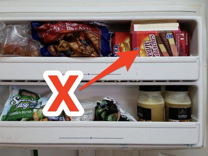 Nếu muốn lưu trữ món kem lâu hơn, đừng đặt nó vào ngăn đá vì đó là nơi nhiệt độ sẽ dao động nhiều nhất. Thay vào đó, hãy đặt kem ở phía sau tủ đông để kem ít bị chảy và đông lại. Nguồn ảnh: Insider.