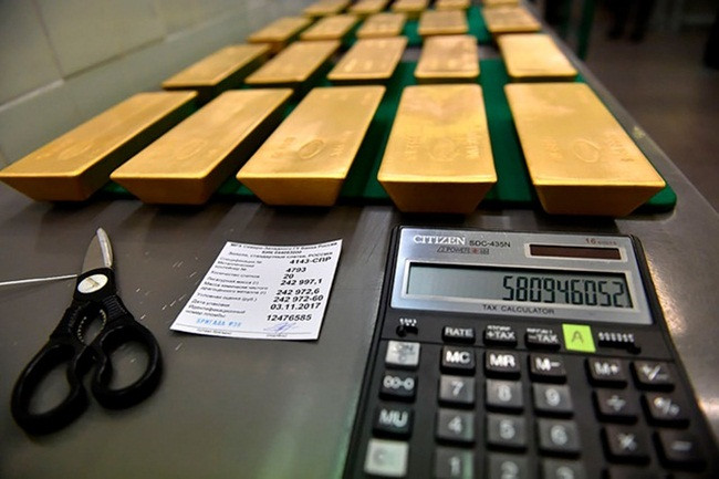 Quy tắc là khi cân vàng phải đặt trên miếng vải xanh lá cây đặc biệt để tránh bị trầy xước và gây ảnh hưởng đến các thanh vàng.