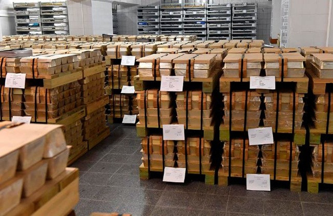 Các thùng chứa vàng được gia cố bằng kim loại và xếp chồng lên nhau ấn tượng.