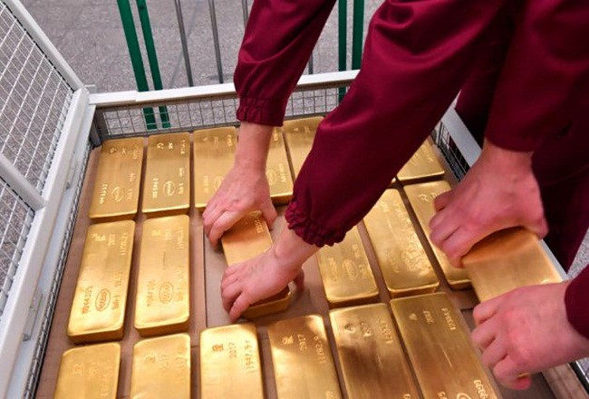 Công việc của nhân viên tại kho trữ vàng không đơn giản, chỉ cần tưởng tượng cầm các thanh vàng 13kg mỗi ngày cũng không hề nhẹ nhàng.