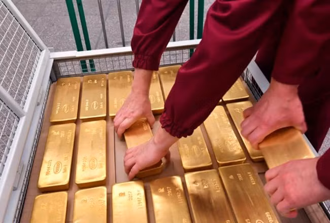 Công việc của nhân viên tại kho trữ vàng không đơn giản, chỉ cần tưởng tượng cầm các thanh vàng 13kg mỗi ngày cũng không hề nhẹ nhàng.