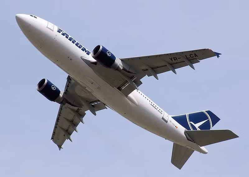 Chiều dài Airbus A310 là 46,66m, cao 15,8m, và sải cánh 43,9m.