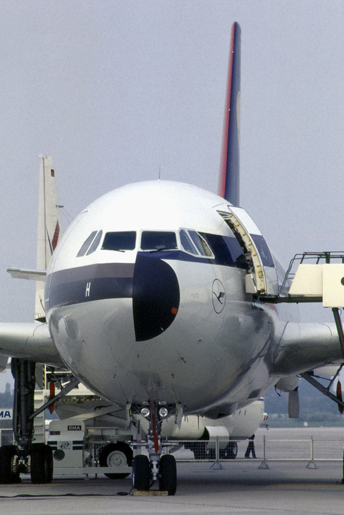 Năm 1998, giá một chiếc Airbus A310 vào khoảng 72 triệu USD (tương đương 1.689 tỷ đồng).