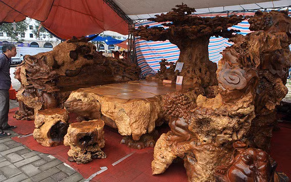 Được biết, bộ kỳ mộc này làm từ gỗ nu đinh hàng nghìn năm tuổi. Ảnh: Dân Việt.