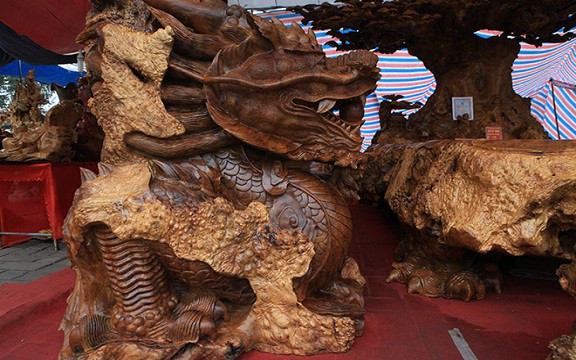 Linh vật tạo hình kỳ công tôn thêm vẻ đẹp cho bộ bàn ghế. Ảnh: Dân Việt.