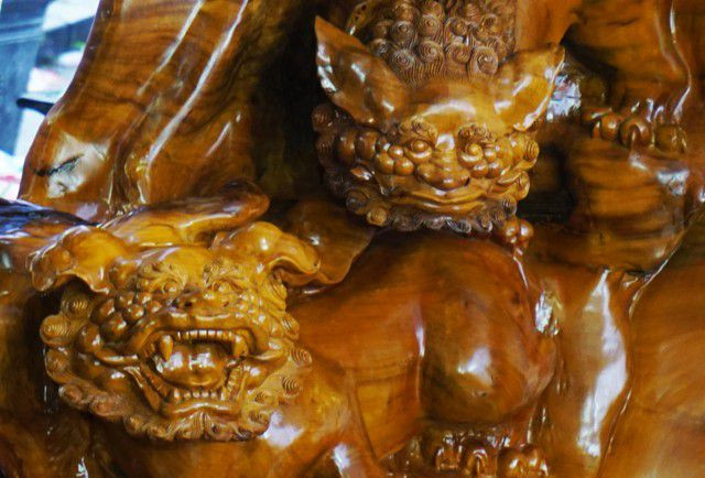 Đầu lân trên ghế đơn thiết kế cầu kỳ. Ảnh: Người đưa tin.