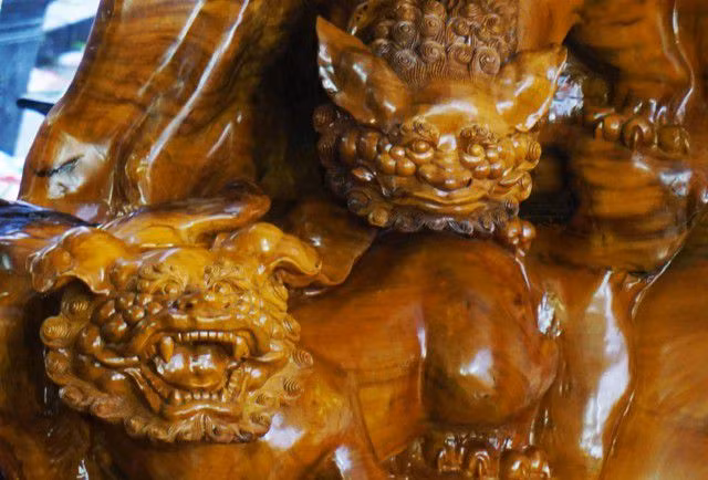 Đầu lân trên ghế đơn thiết kế cầu kỳ. Ảnh: Người đưa tin.